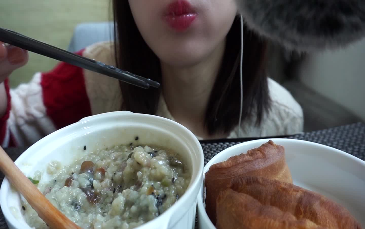 豆包起床吃饭啦皮蛋瘦肉粥之绝配油条