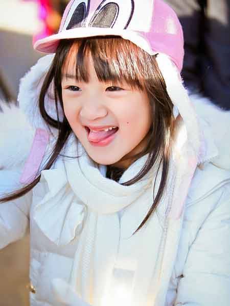 少女初长成吴尊女儿吐舌俏皮可爱