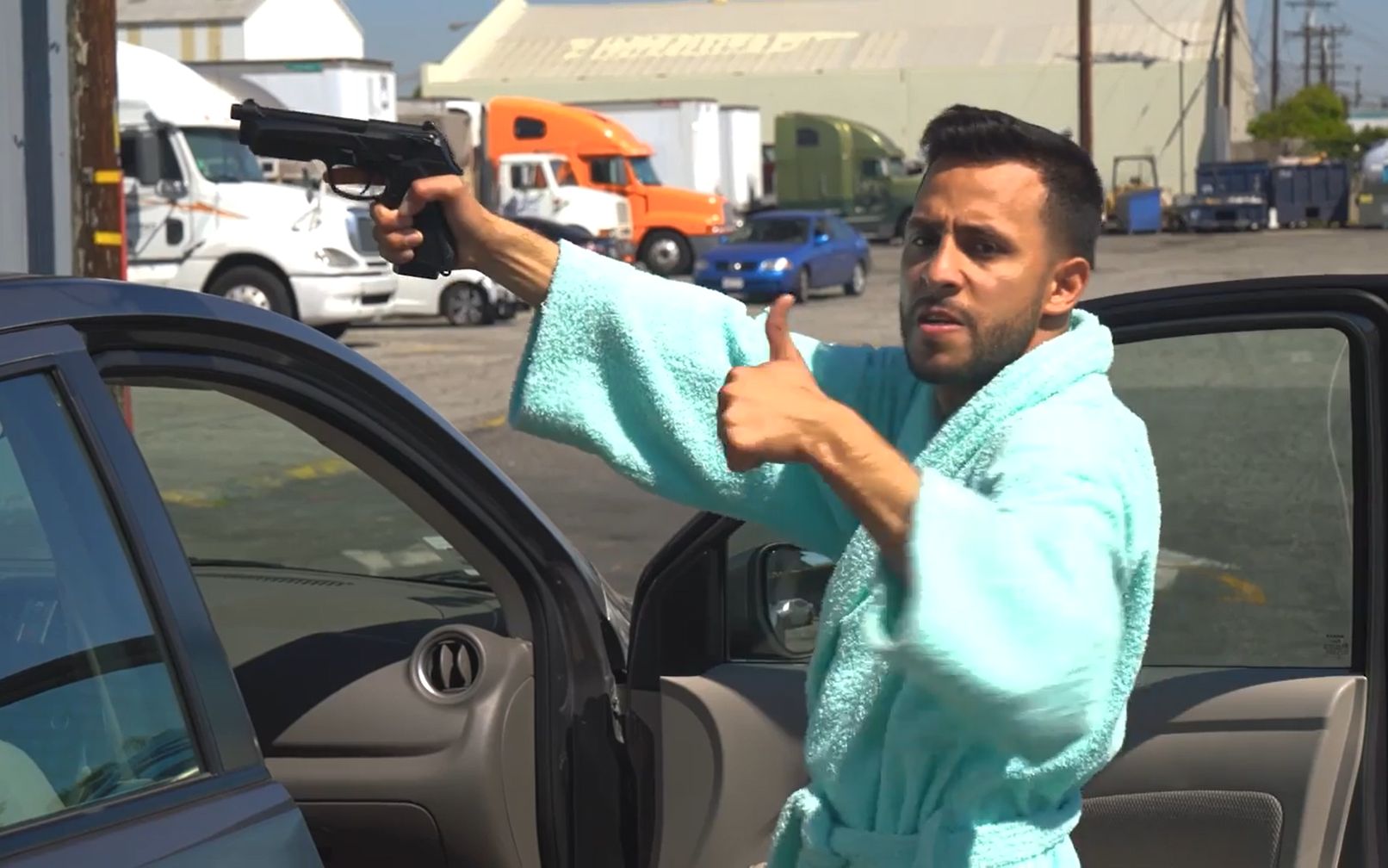 anwarjibawi老兄还记得五年级时说的长大一起抢银行吗