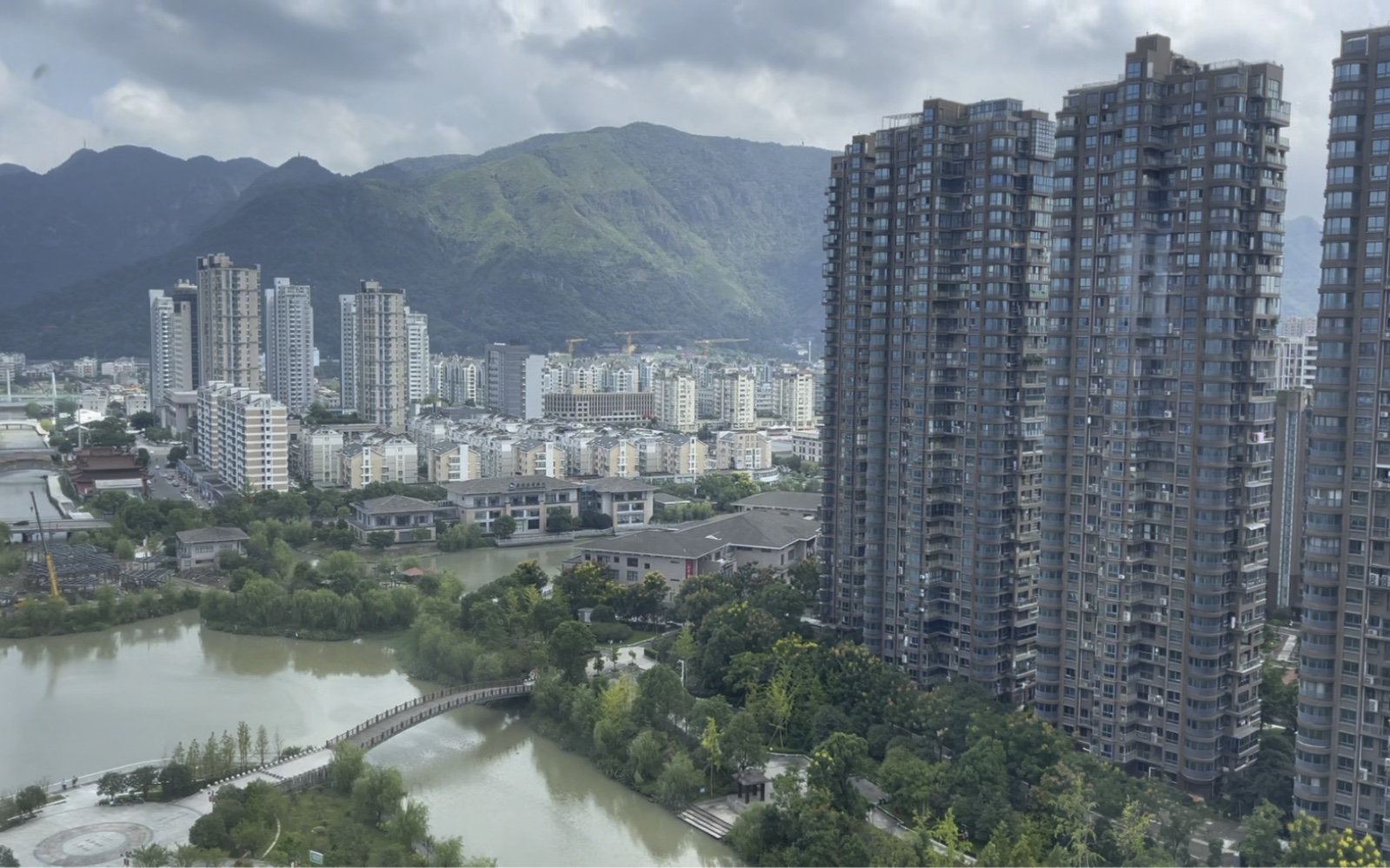 浙江台州住了一晚,一座二线城市,经济很强,物价不高,一起看看哔哩哔哩bilibili