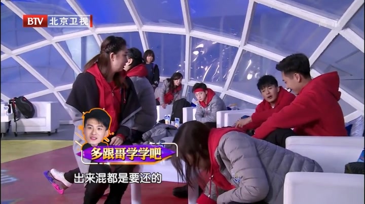 【跨界冰雪王】_10.李菲儿淘气被梁译木捉现行