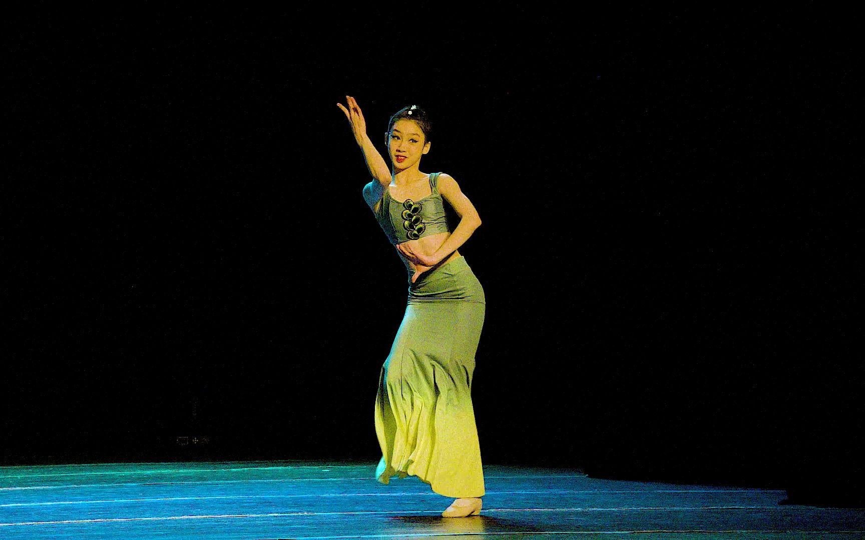 北京音乐舞蹈学校青苗杯作品展示小河弯弯表演者陈彦希