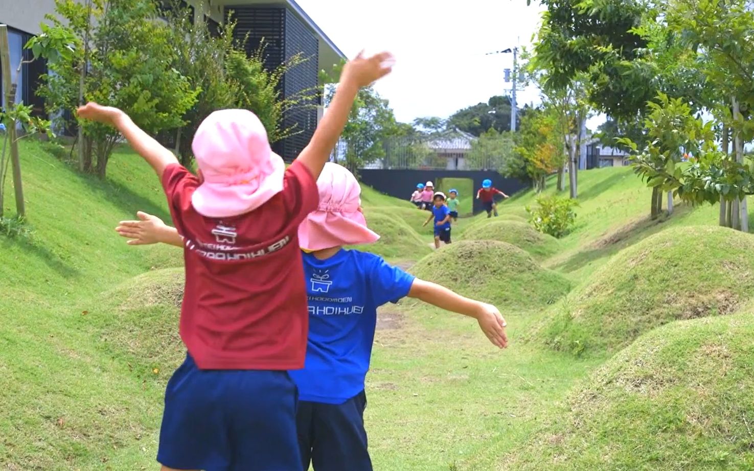 [图]日本幼儿园：KFB Kindergarten and Nursery 日比野设计模拟火山台地的超大花园