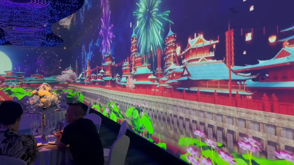 全息投影 #全息宴会厅 现场为客户讲解5d宴会厅,欢迎