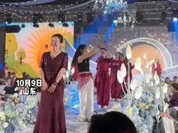 Скачать видео: 妈妈在女儿婚礼上大方献舞，“有两个女儿的我，现在练还来得及吗” #婚礼 #跳舞 #妈妈 来源：悠悠