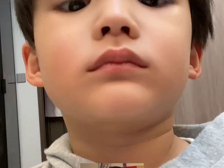 赞哥:搞笑我可是专业的 #花式带娃看快手 #人类幼崽成长计划 #搞 