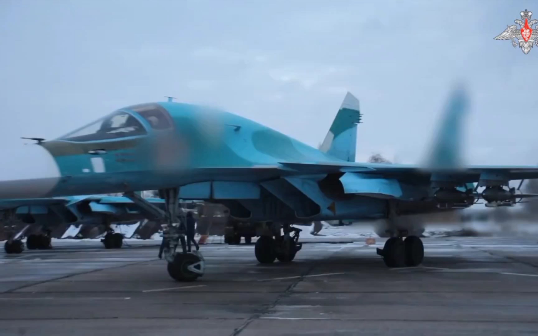 【俄烏戰爭】su-34戰鬥轟炸機對紅利曼方向的烏克蘭據點進行攻擊.