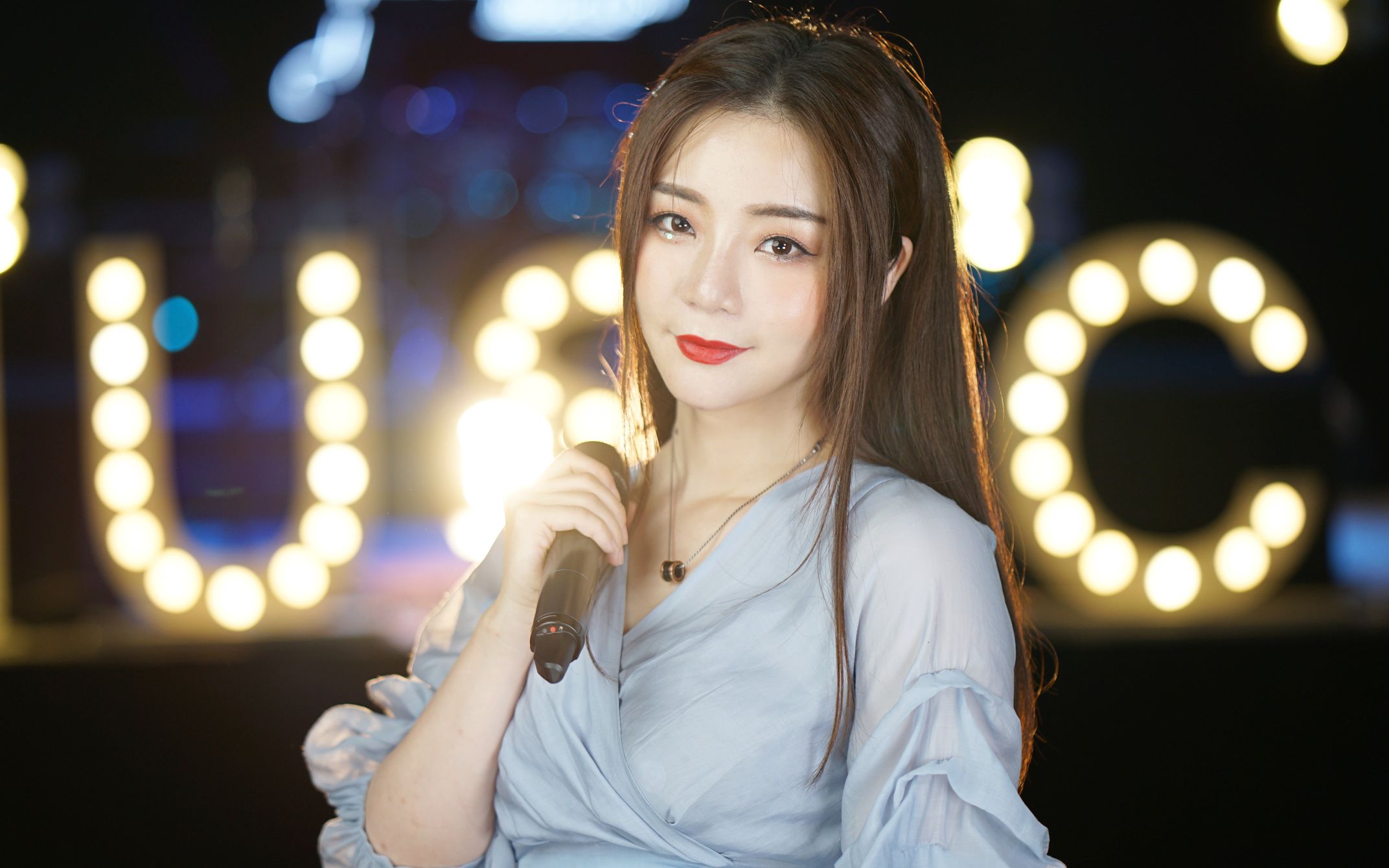 一首陈慧娴经典歌《傻女》,无比熟悉的旋律,扣人心弦