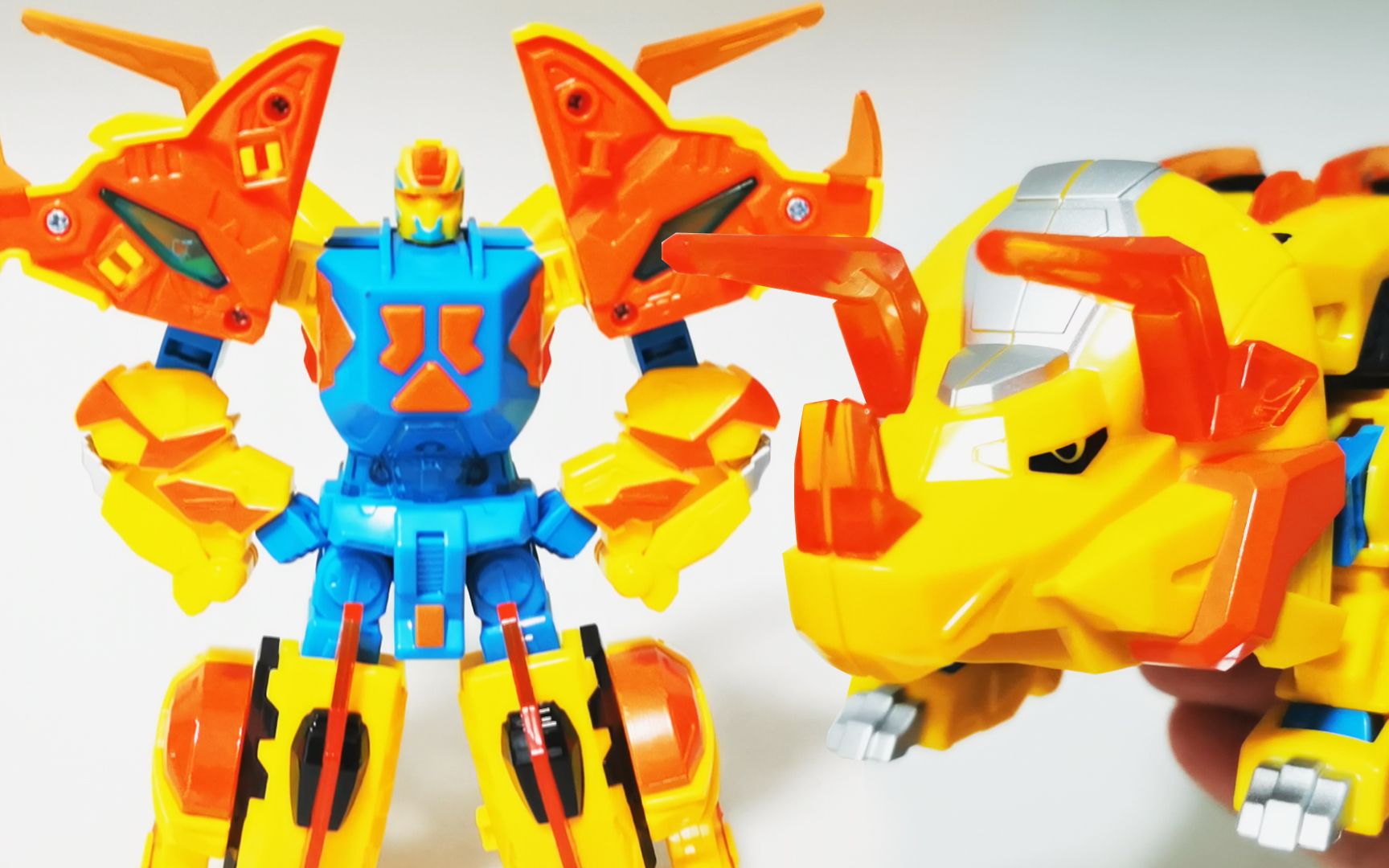 雷霆三角龙突击!惹不起的小胖墩,爆龙战车4经典款玩具