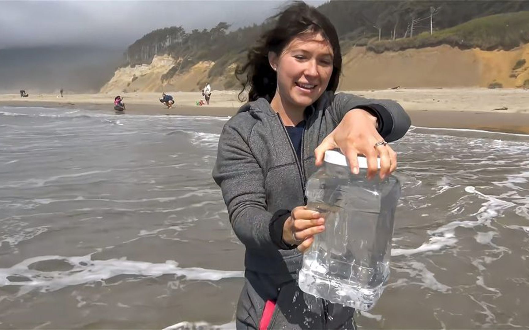 为什么船员渴死不喝海水小伙将海水蒸馏干净看下会剩了什么