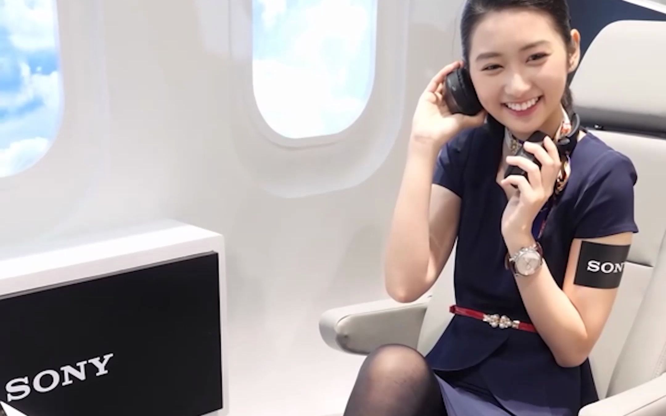 4k竖屏台湾省美女黄静蓝空乘制服美腿摄影展写真