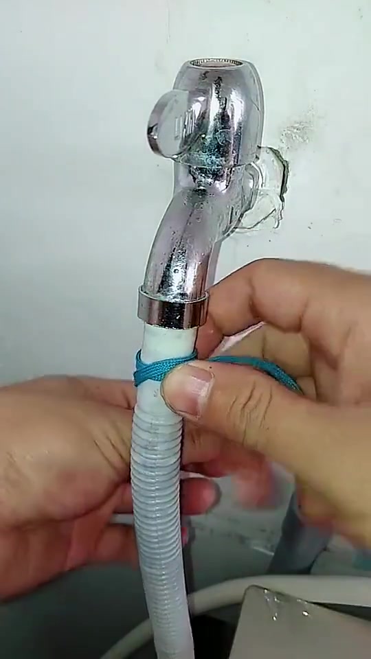 一学就会,这样绑绳,软管再也不会从水龙头上脱落了