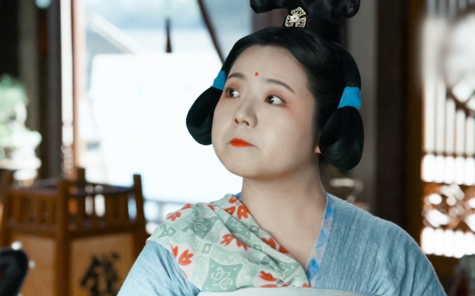 卧槽,这个丫鬟太可爱了吧,这是从仕女图走出来圆滚滚的仙女吗?