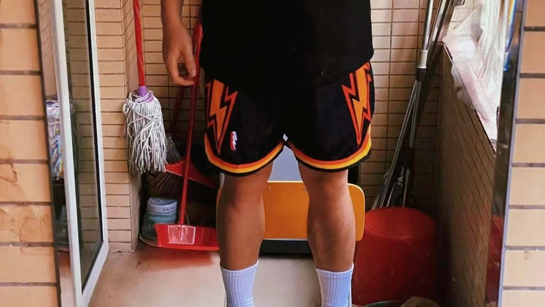 拖鞋配篮球袜应该是体育生最好看的穿搭吧