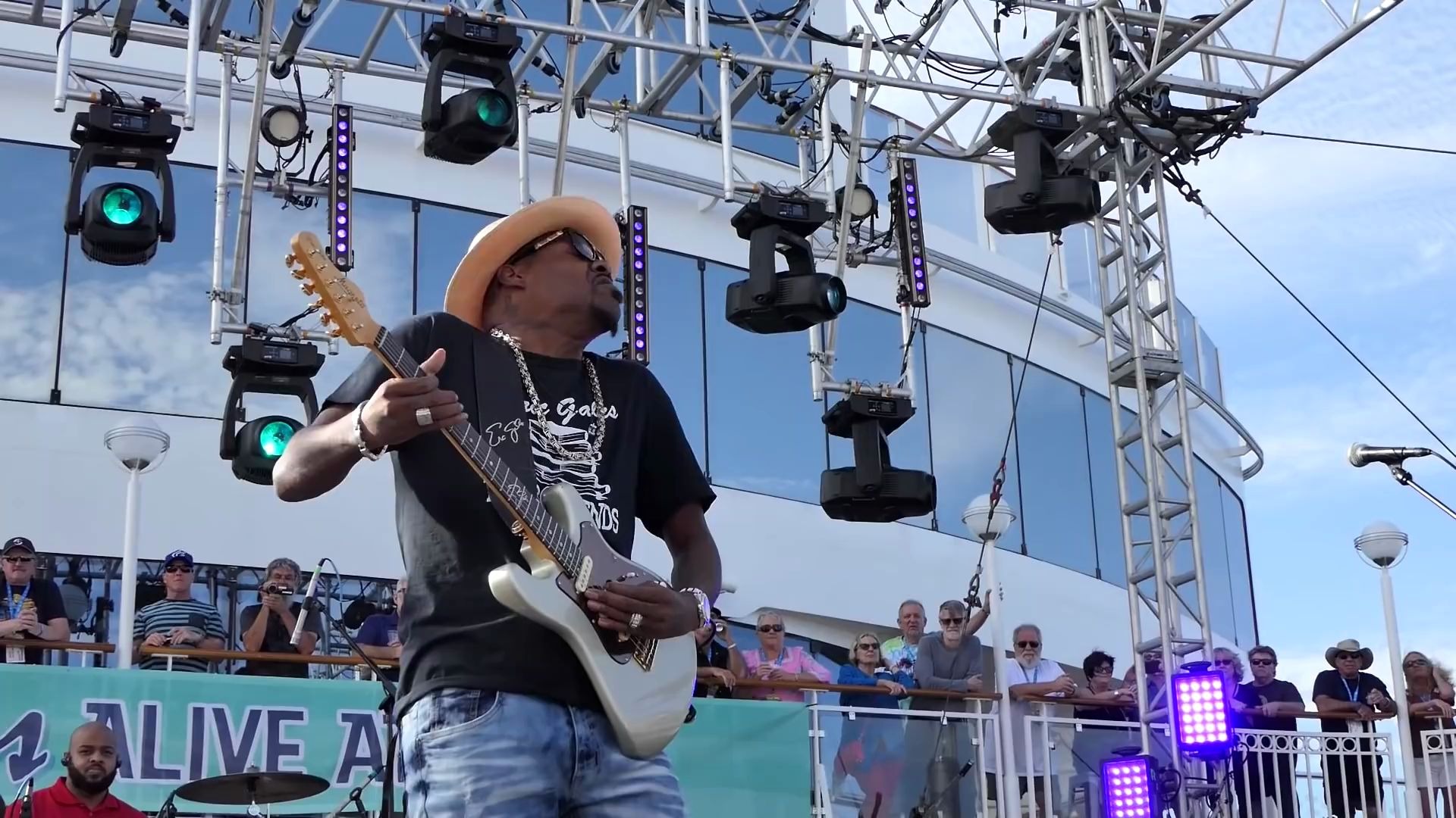 [图]Eric Gales - Somebody_Smokestack Lightining - Sail Away Show - KTBA Cruise 2019