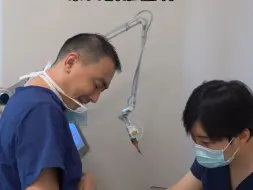 Télécharger la video: 整形医生到底有多卷？大腿的痣也要点掉~