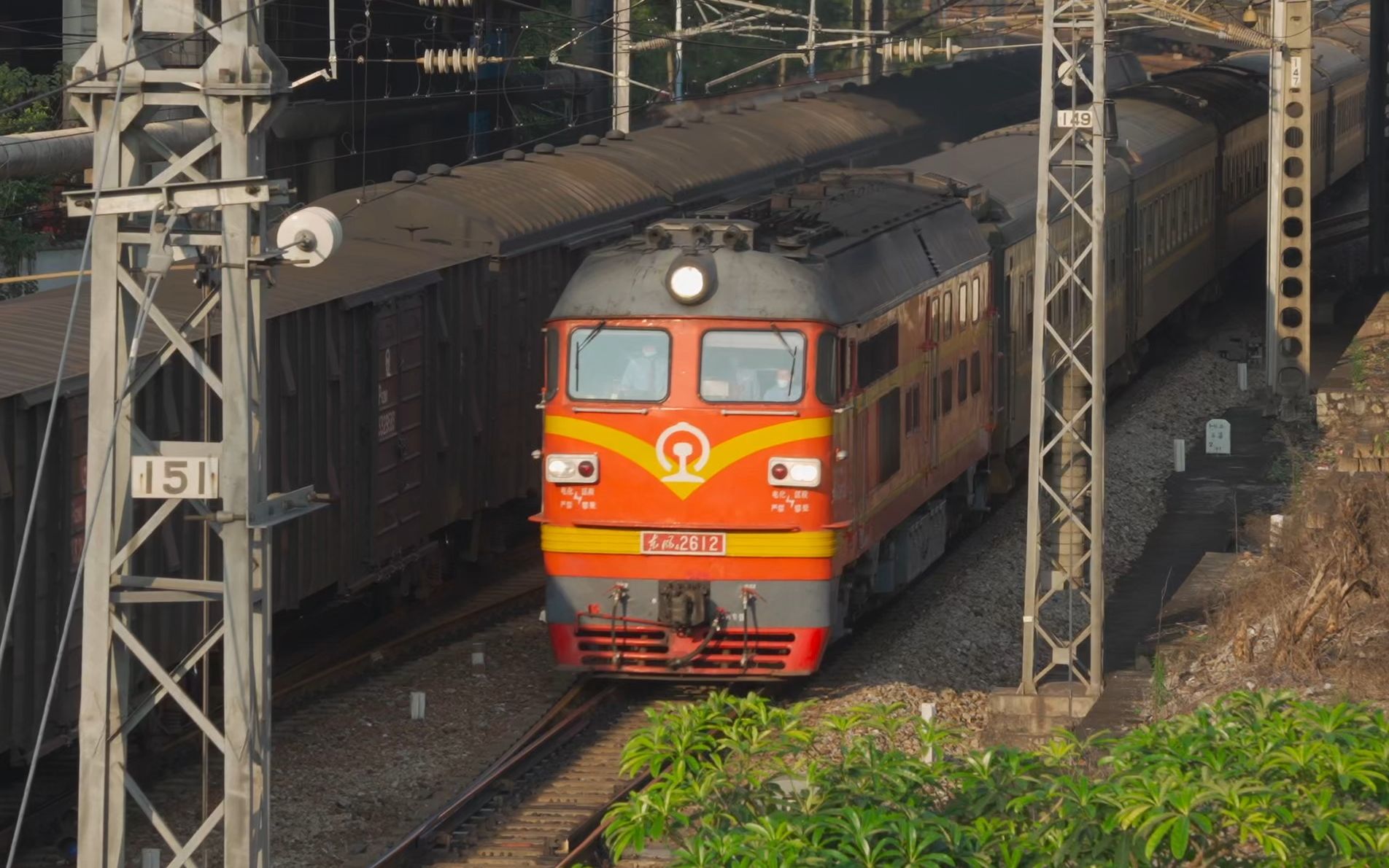 夕阳下的东风4b交会(4k60)