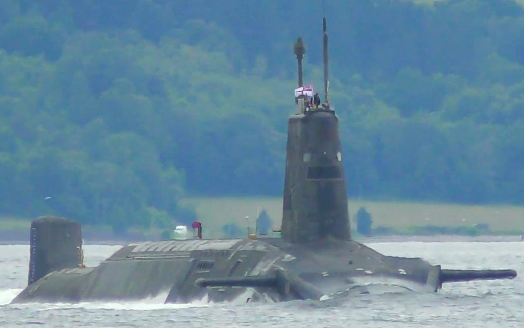 英国皇家海军 | 前卫级战略核潜艇航行在克莱德河上(2024/6)