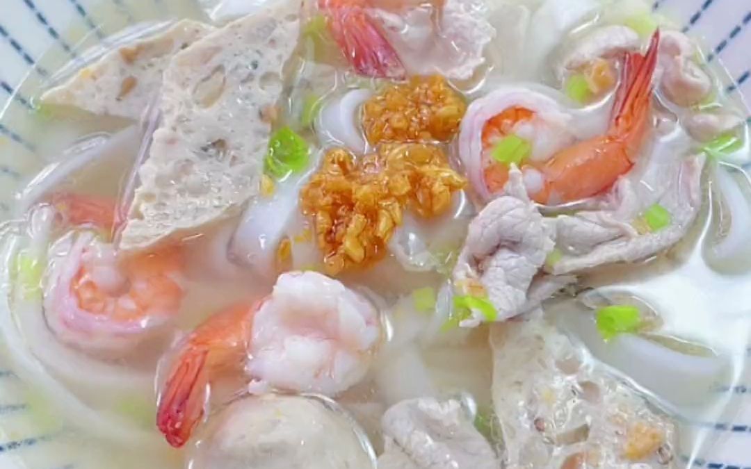 潮汕粿条汤面汤,加一勺蒜头油葱油 汤鲜味美好喝