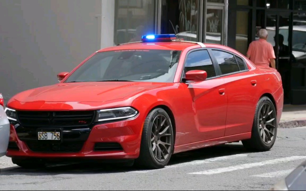 夏威夷红色道奇警车在路边截停车辆