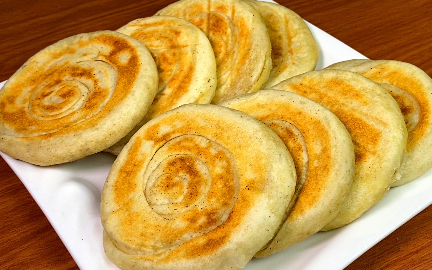 想吃椒盐烧饼不用买,教你在家做,一卷一擀,外酥里软越嚼越香