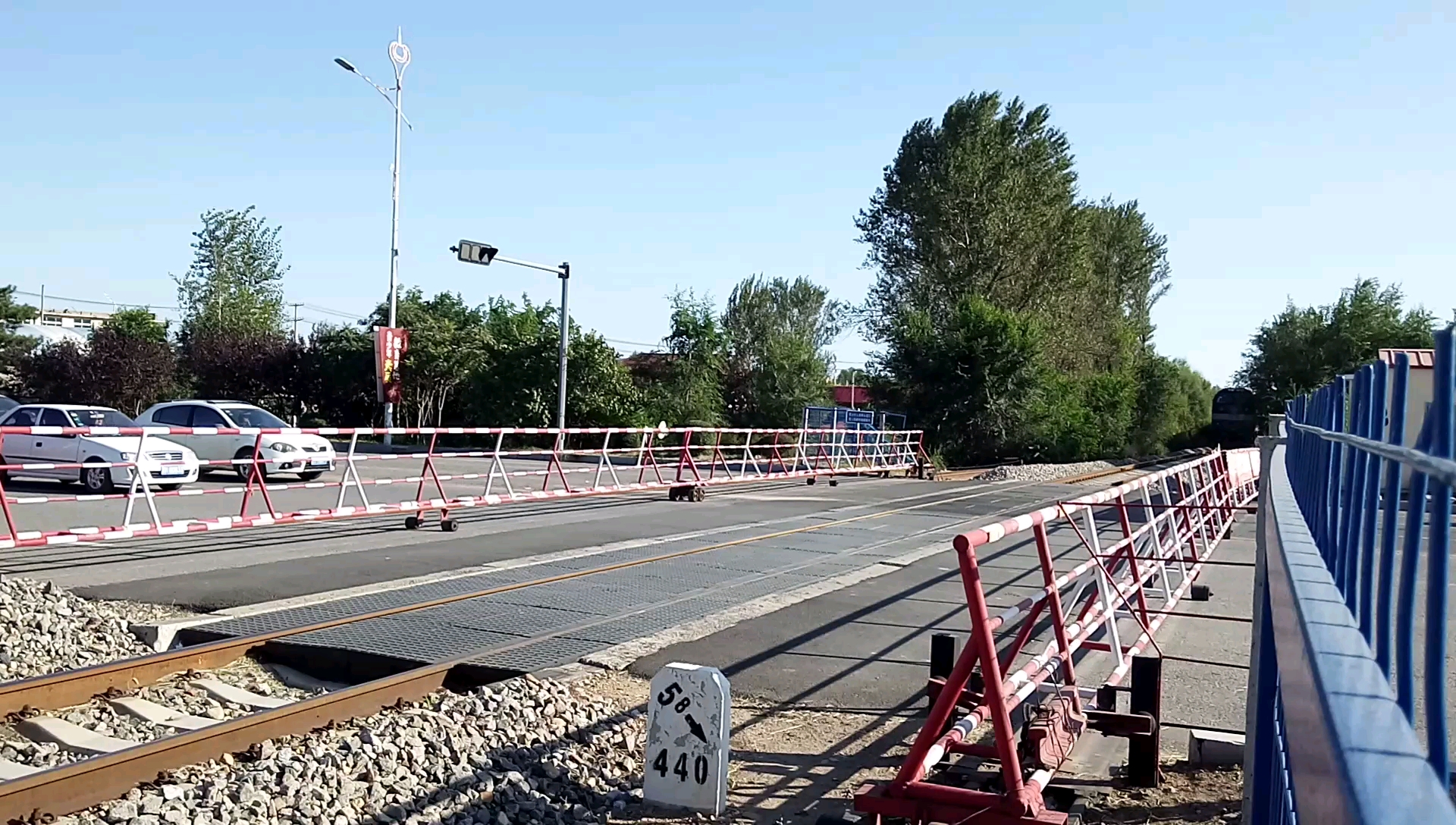 21在辽开线6km道口的拍车,沈局吉段hxn5 0525机车牵引的80615次