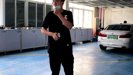 这奔驰杀马特三缸发动机还是挺省油的车主说百公里只要三个油跟他的