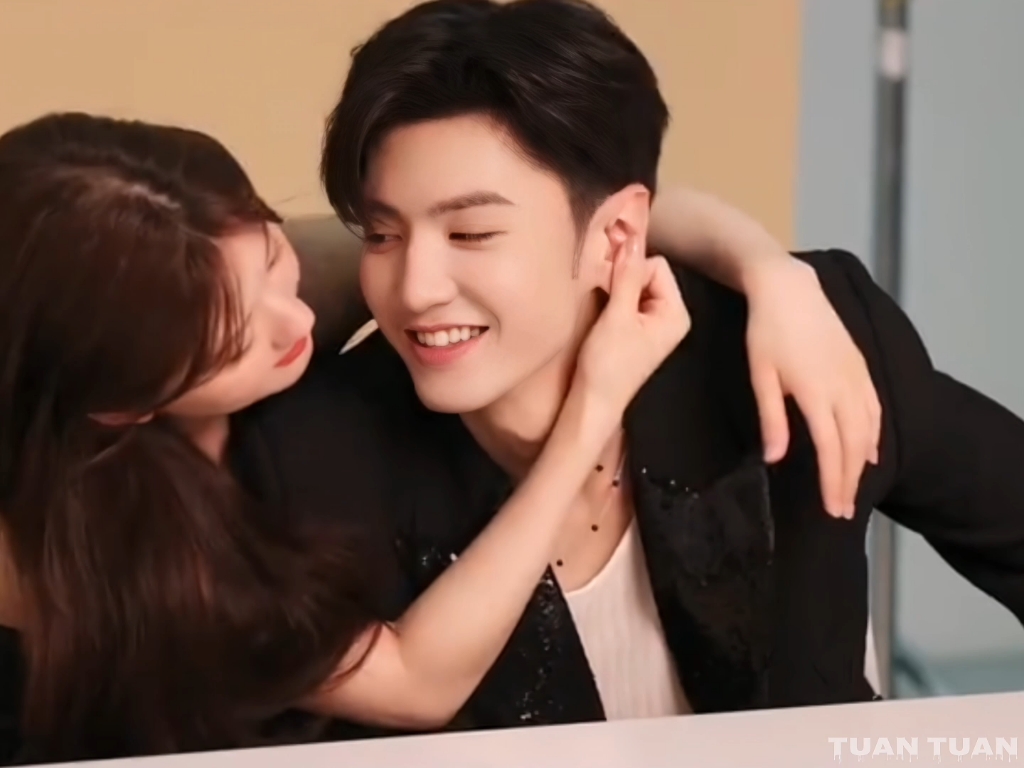 这不是甜甜的小情侣吗!陈哲远赵露思,远赴相思!