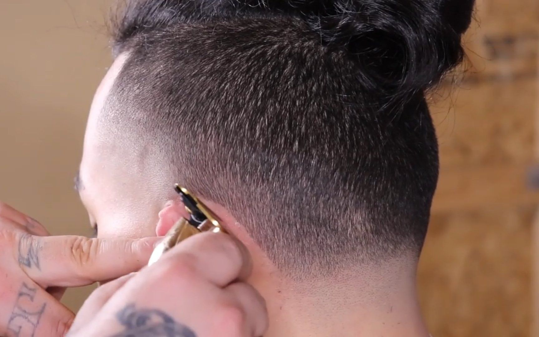 背头的发脚怎样铲青更有型,供美发学习