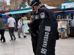 Tải video: 这是在新疆的网友拍摄的，他逛街碰到两个警察巡逻执勤，一身装备看起来非常酷#中国##新疆#  #热门视频#