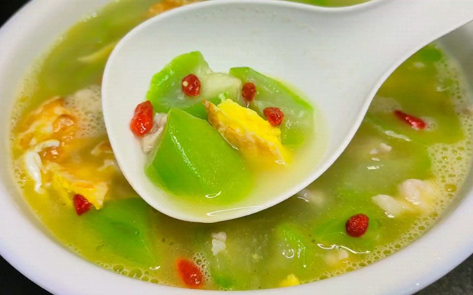 丝瓜三鲜汤最好吃喝的做法,学会这样搭配食材,汤汁浓白营养美味