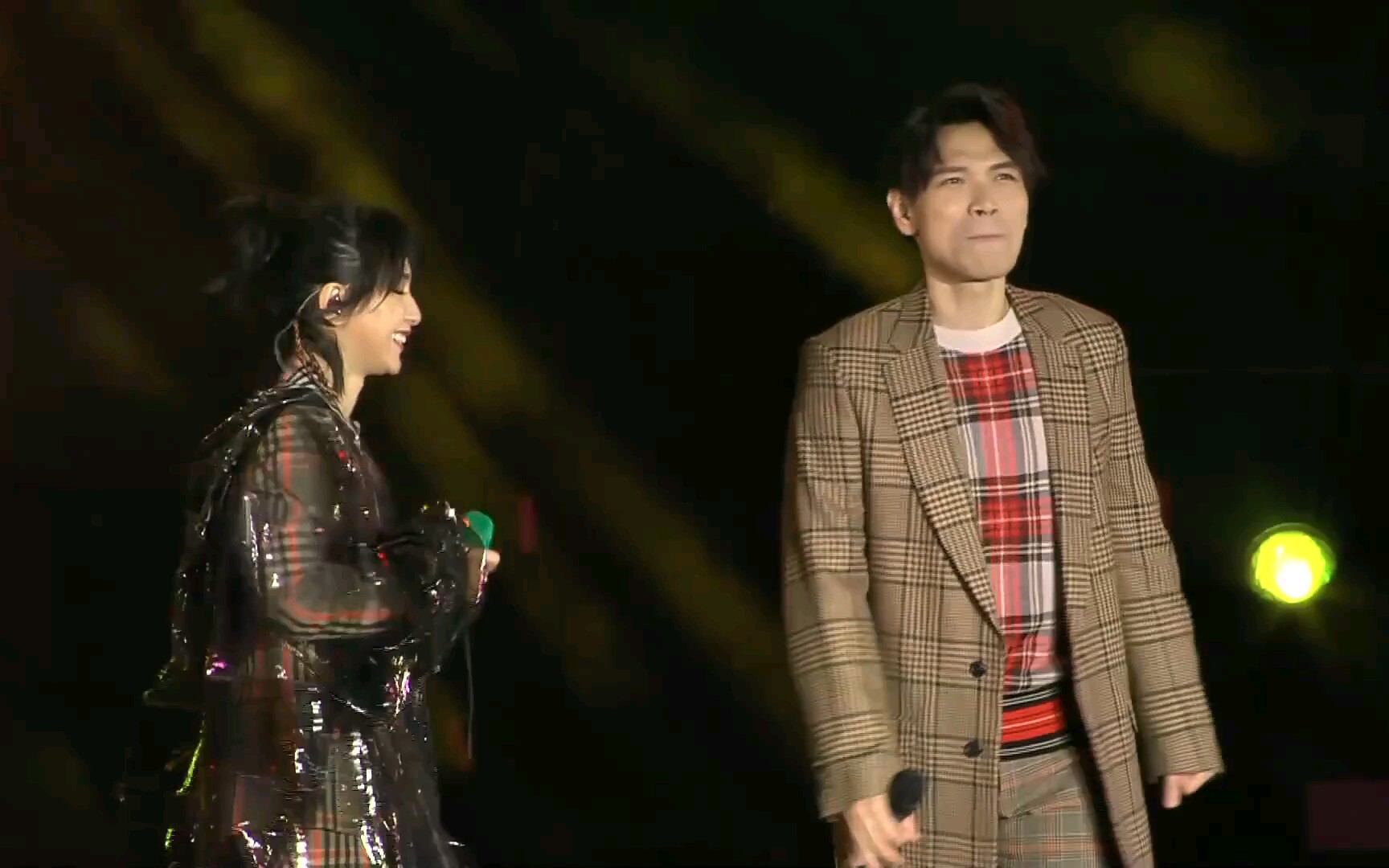 杨宗纬周笔畅跨年合唱《一次就好》,还记得那些年的天声一队吗?