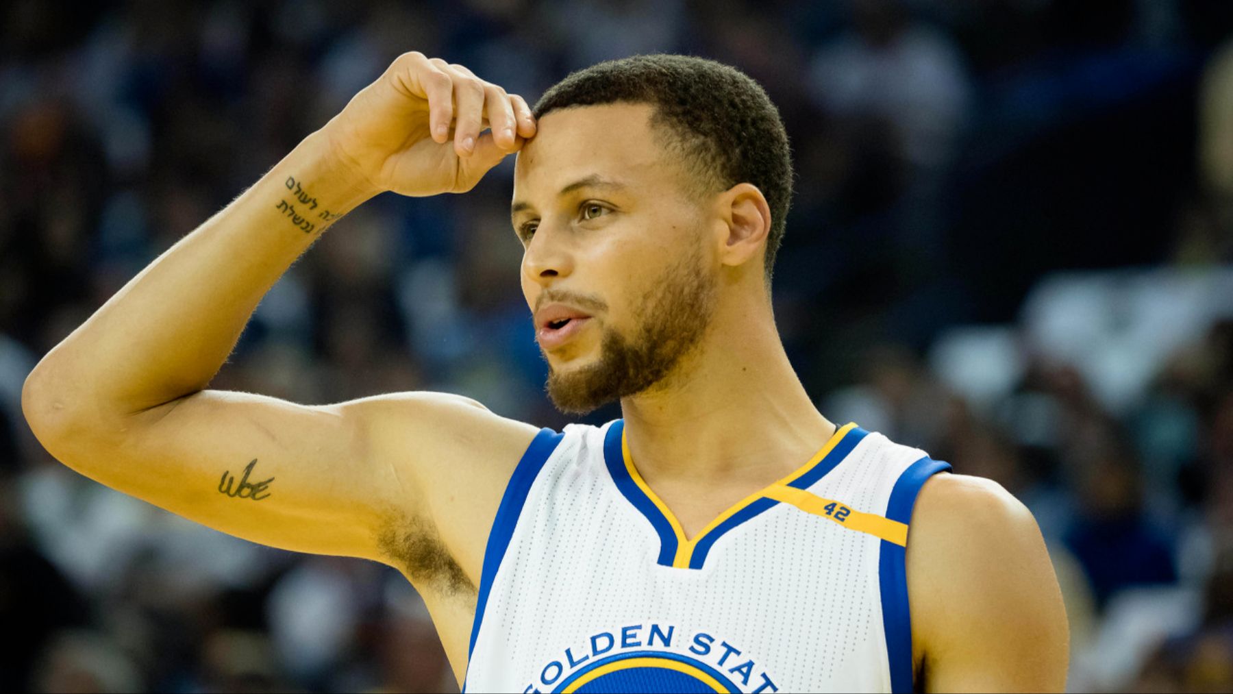 库里脱掉球迷詹姆斯战靴!科比丢掉尼克杨球鞋!难怪阿杜怒喷阿迪