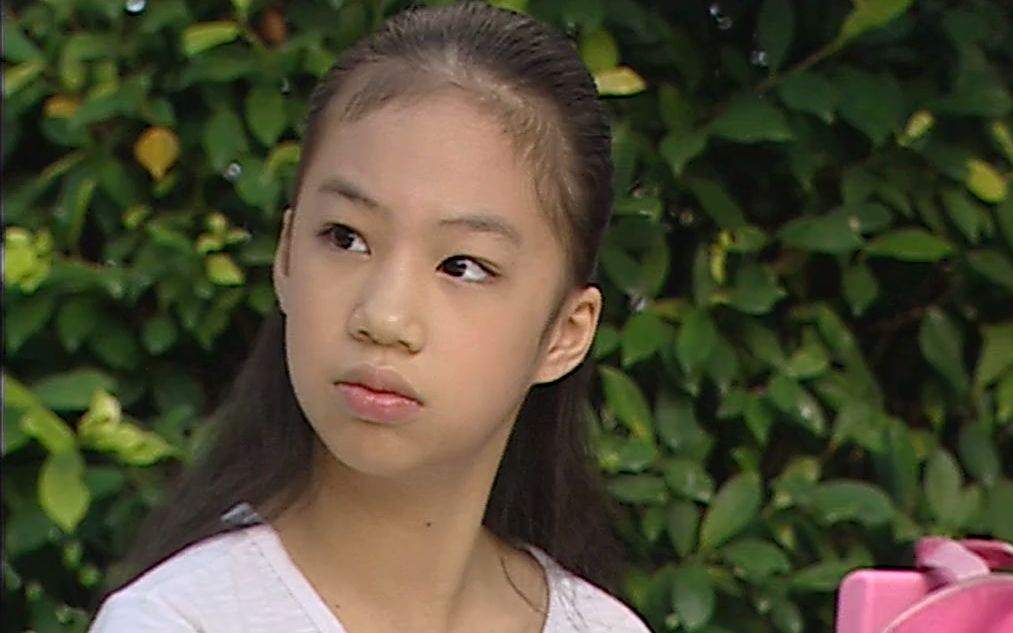 【巴啦啦小魔仙】芬芬想把鞋子还给小月,可却晕倒了,这时小月来了