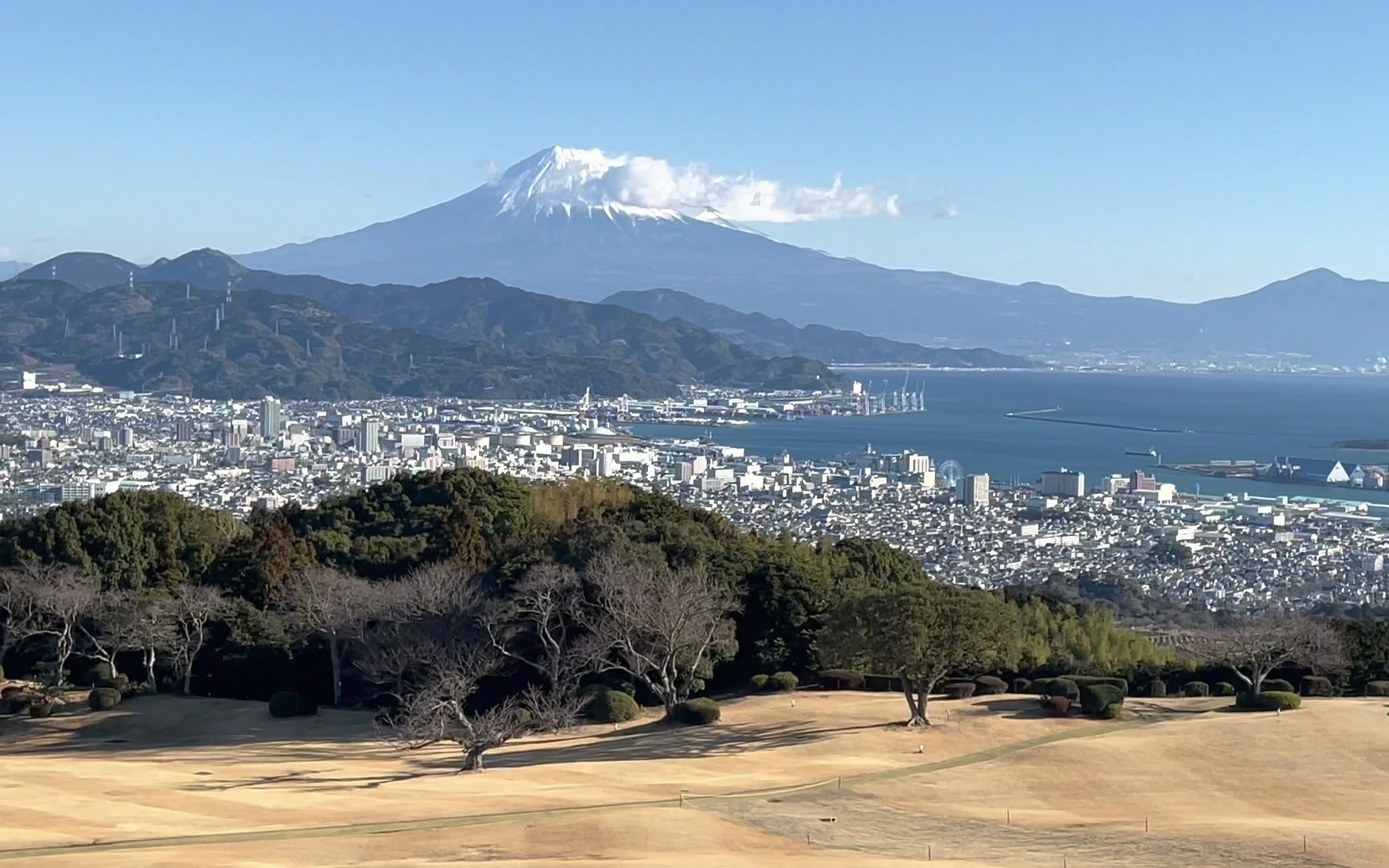 从日本平山山丘上看静冈市城市和富士山4k