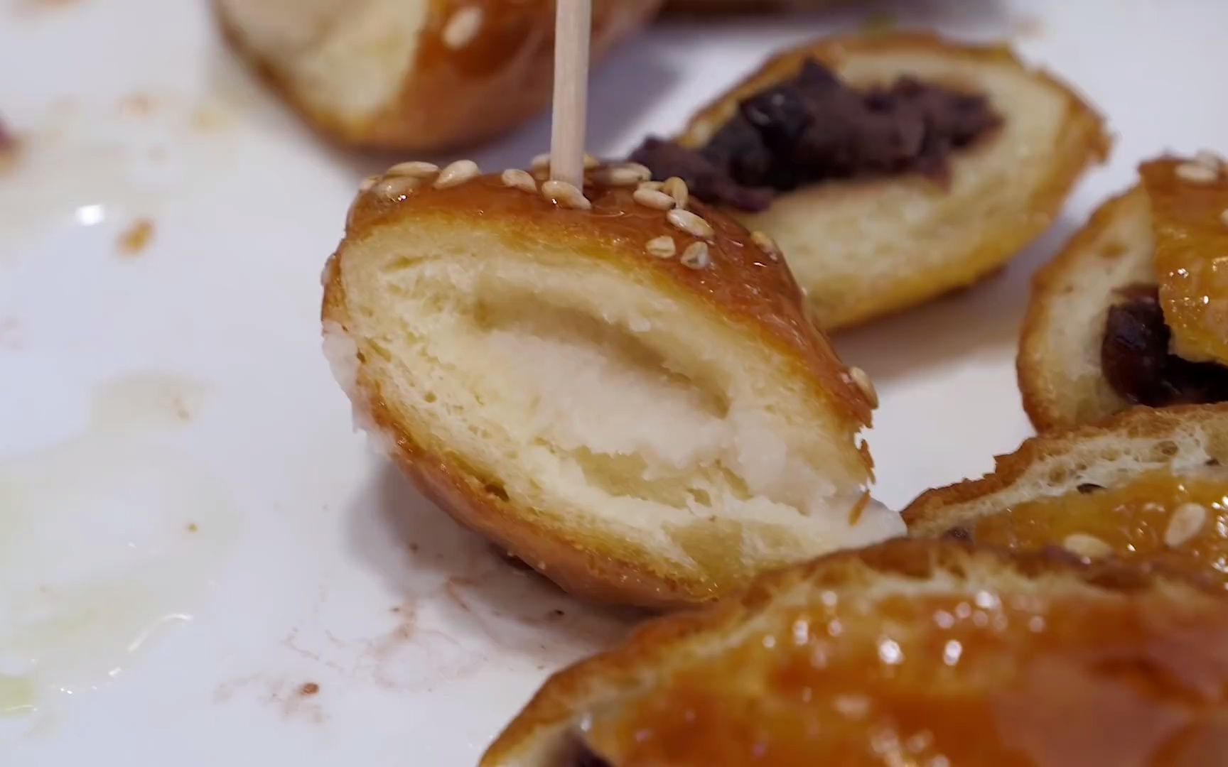 韩国街头的油炸蜂蜜小面包