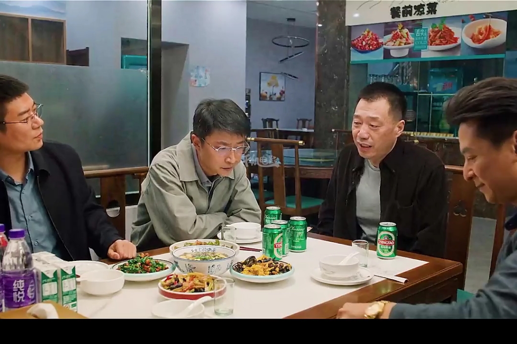 老板求人办事,但却一点眼力见都没有.导致别人不肯搭理他