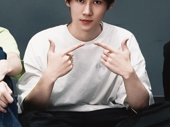 没有技巧,就硬帅「张真源」