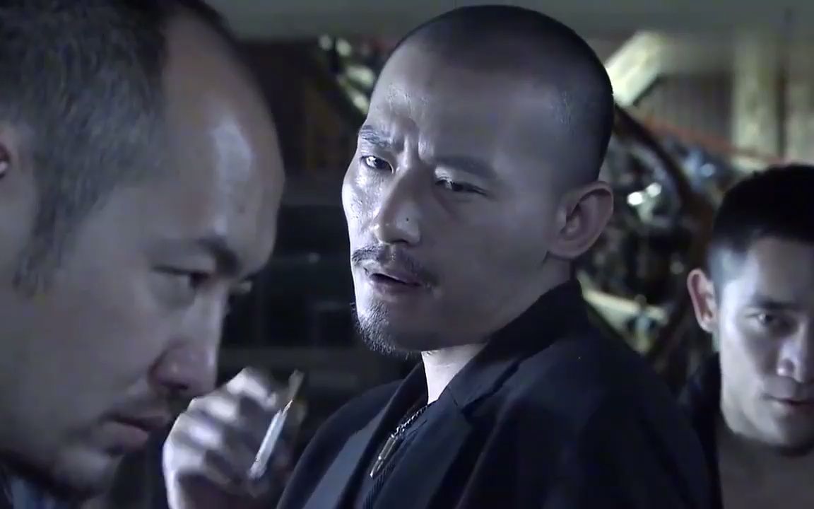 势不两立:高手不把黑社会放眼里,一人带枪砸场子,对方瞬间吓尿