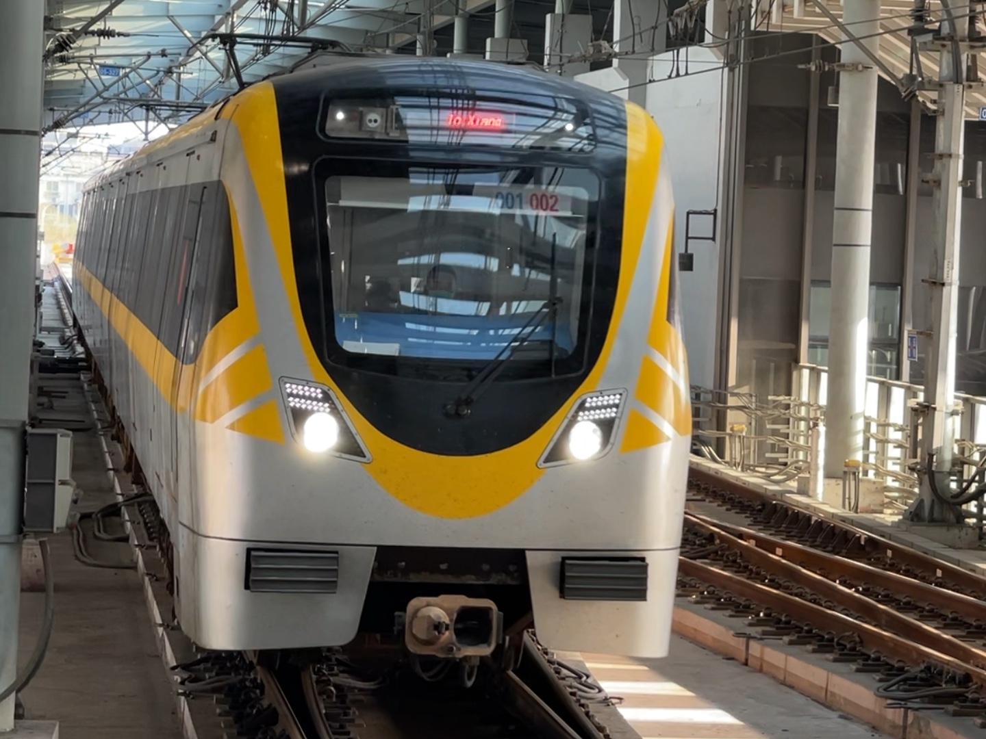 南京地铁s9/宁高线列车由高淳站始发开出,拍摄时碰到一位"过度敬业"的