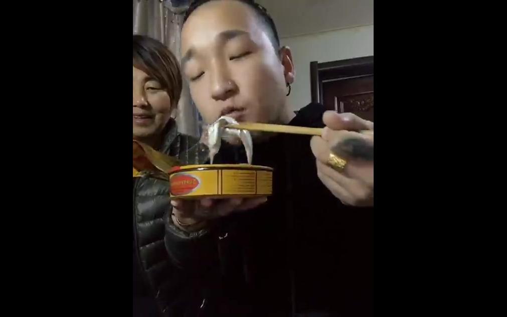 胜哥吃虫子图片