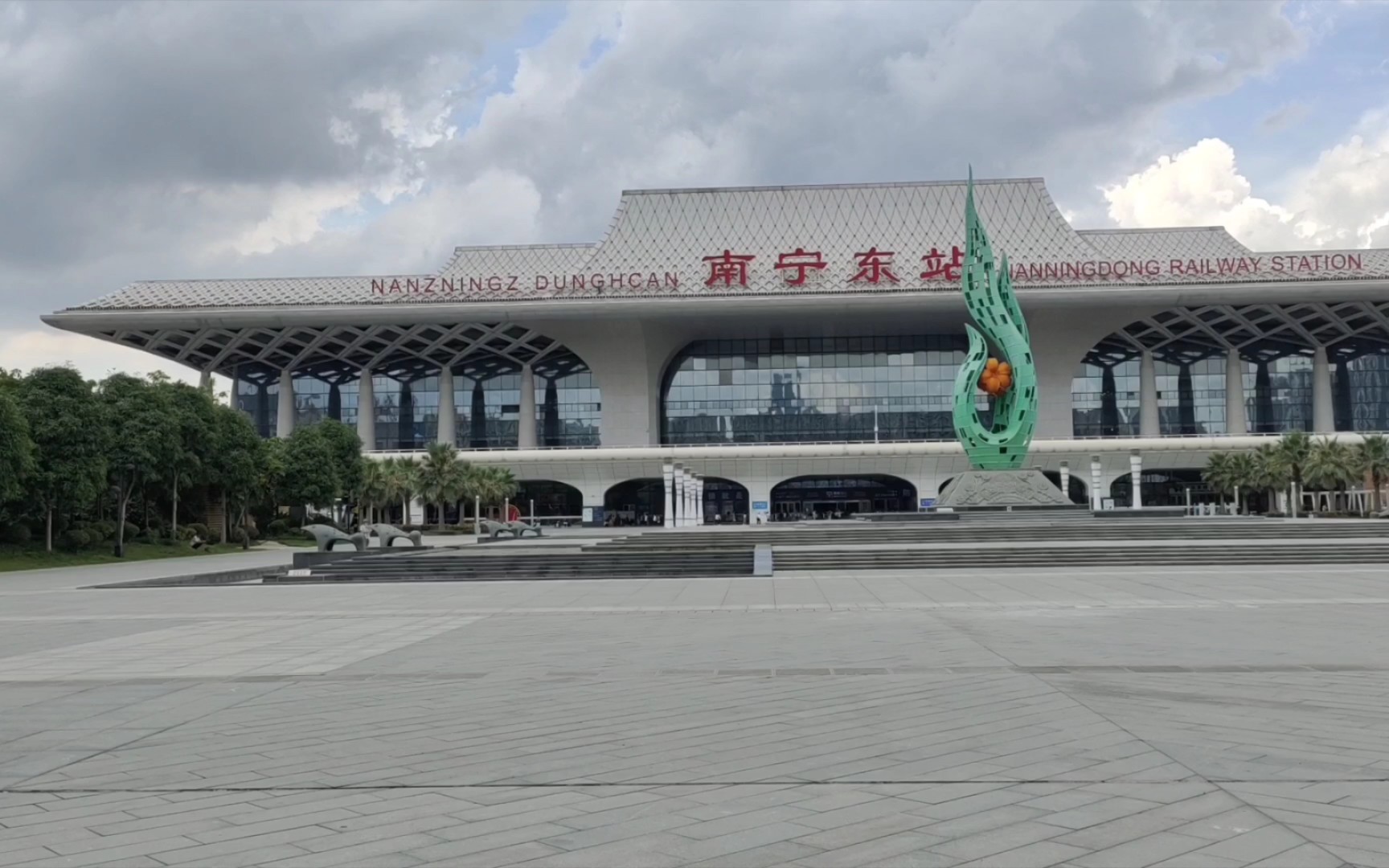 南宁东站南广场这也太大了吗吧