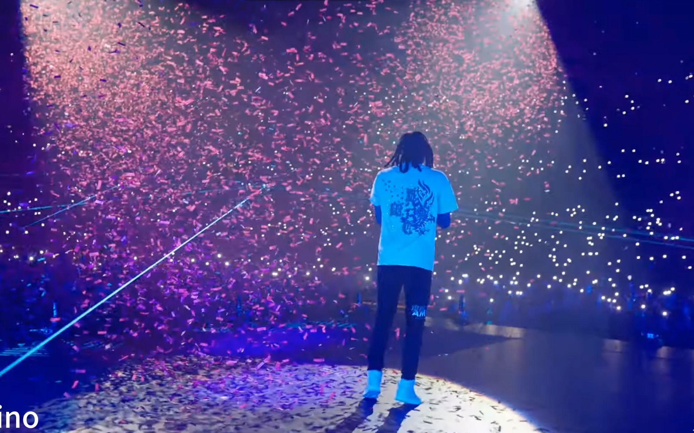 [图]Lil Durk brings young fan on stage for All My Life performance (Newark, New Jers