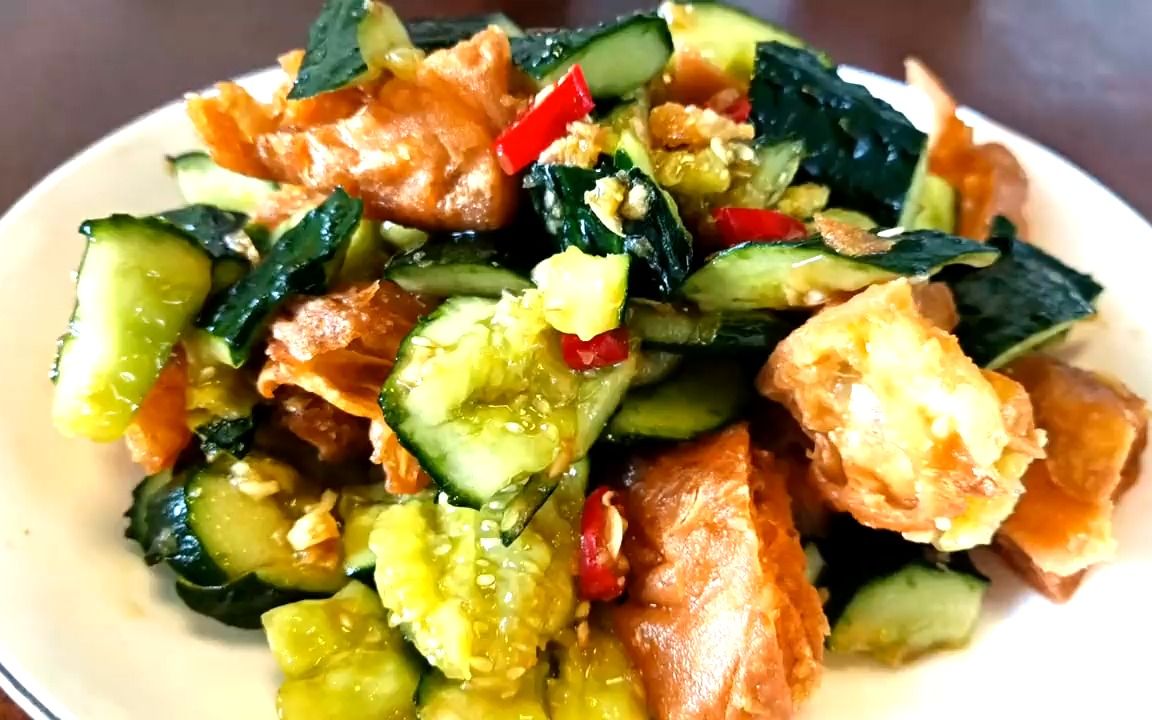 油条黄瓜简直是绝配,自制蒜泥配万能凉拌汁,清爽酥脆,下酒神菜