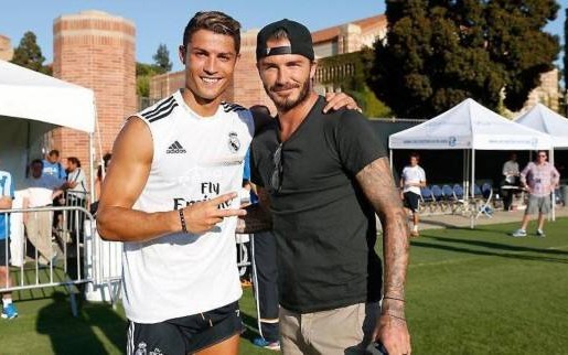 实况足球手游两大帅哥贝克汉姆和c罗的任意球比拼