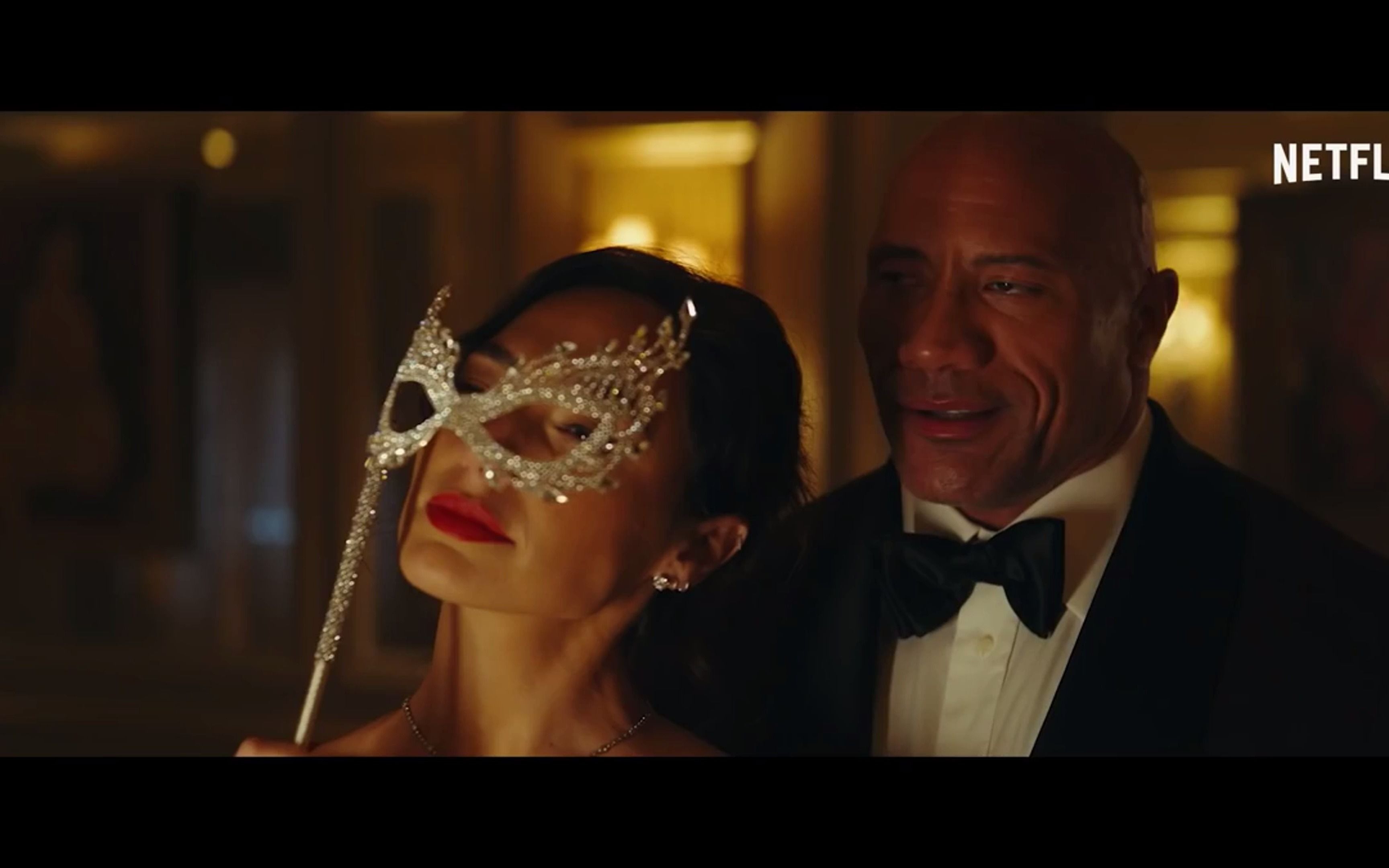 巨石强森盖尔加朵瑞安雷诺兹红色通缉令中字首预告