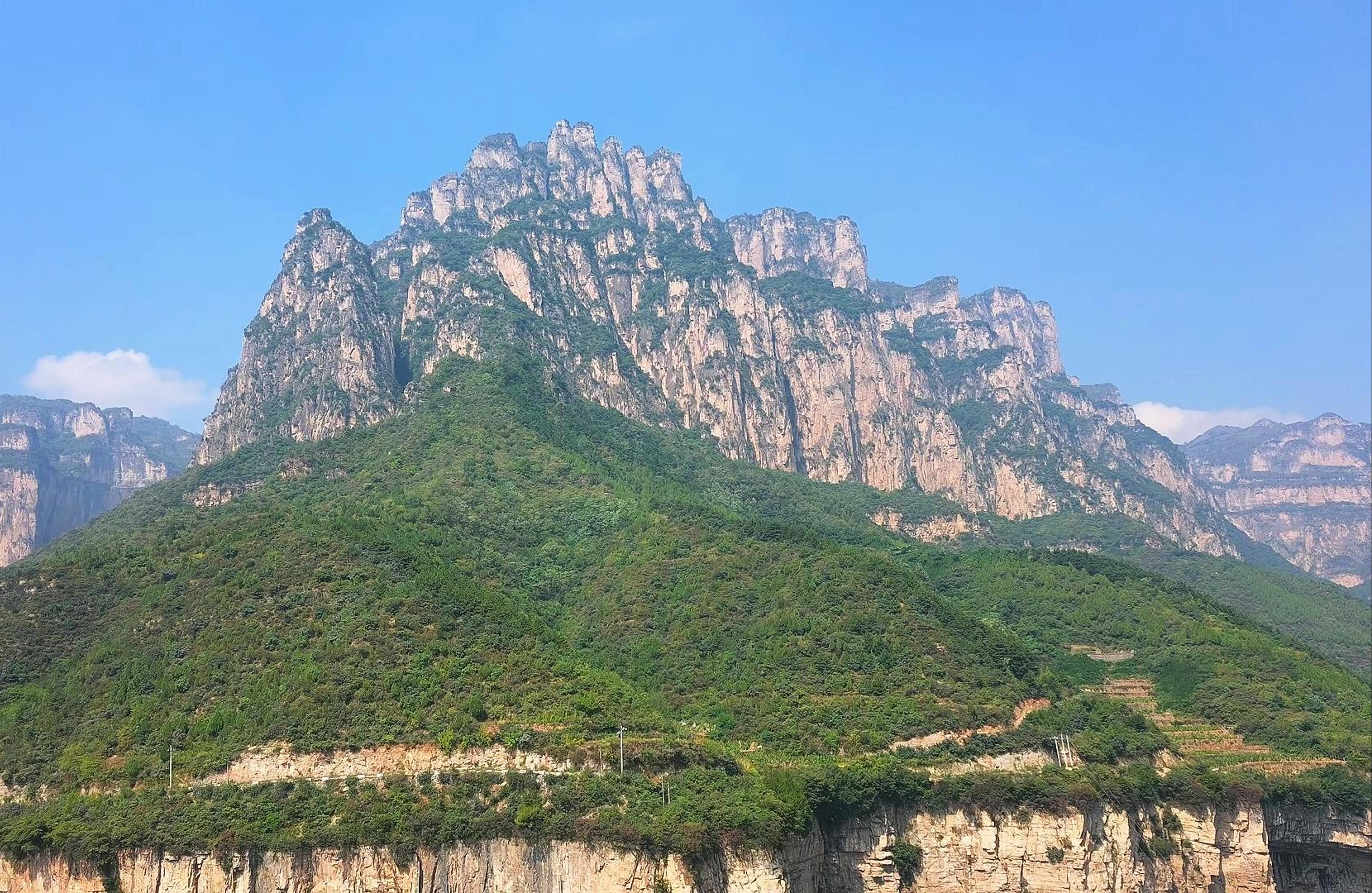 地壳运动挤压岩层 褶皱成山.这可比课本上直观多了