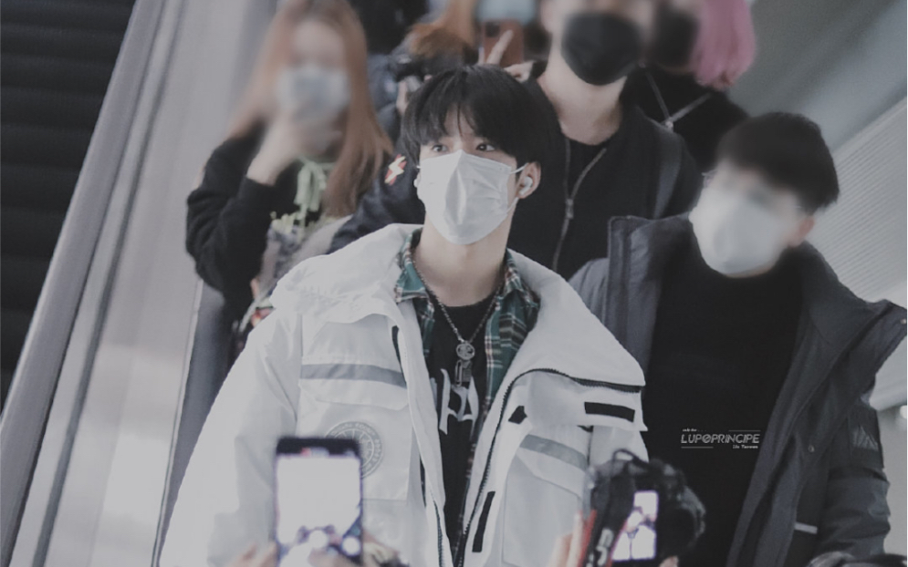 刘耀文机场pek帅哥来了都让一让好吗