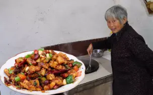 Скачать видео: 农家鸡肉这样吃才有味，盛到盘子那一刻，看着就馋人