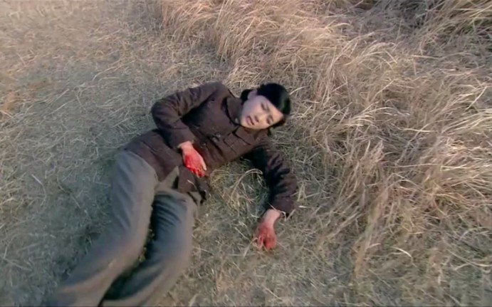 硝烟散尽两位美女被特务埋伏索要名单竟被一刀捅死